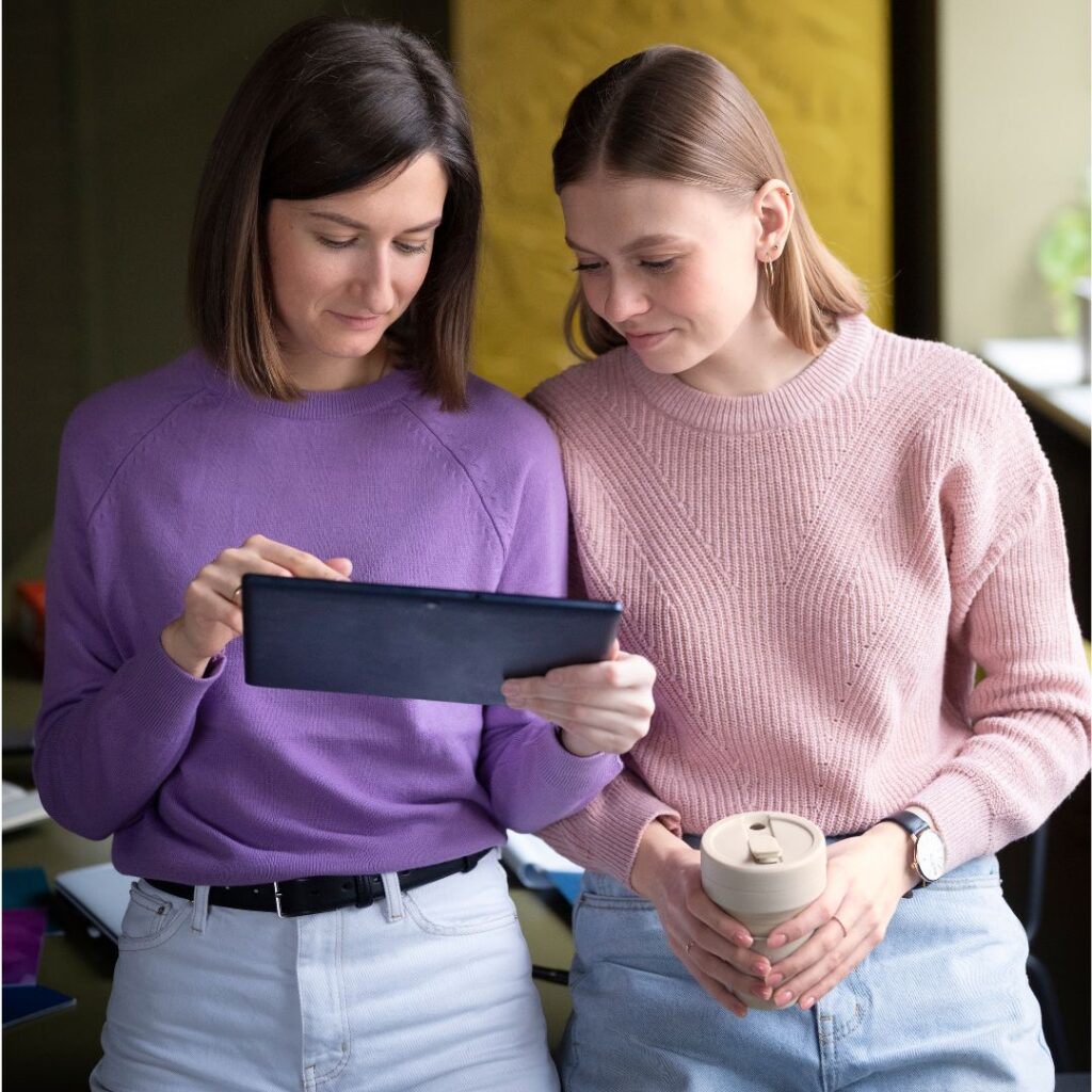 Dos integrantes del equipo revisando en una tablet las conversaciones de un cliente: así entrenamos cada agente de IA para empresas