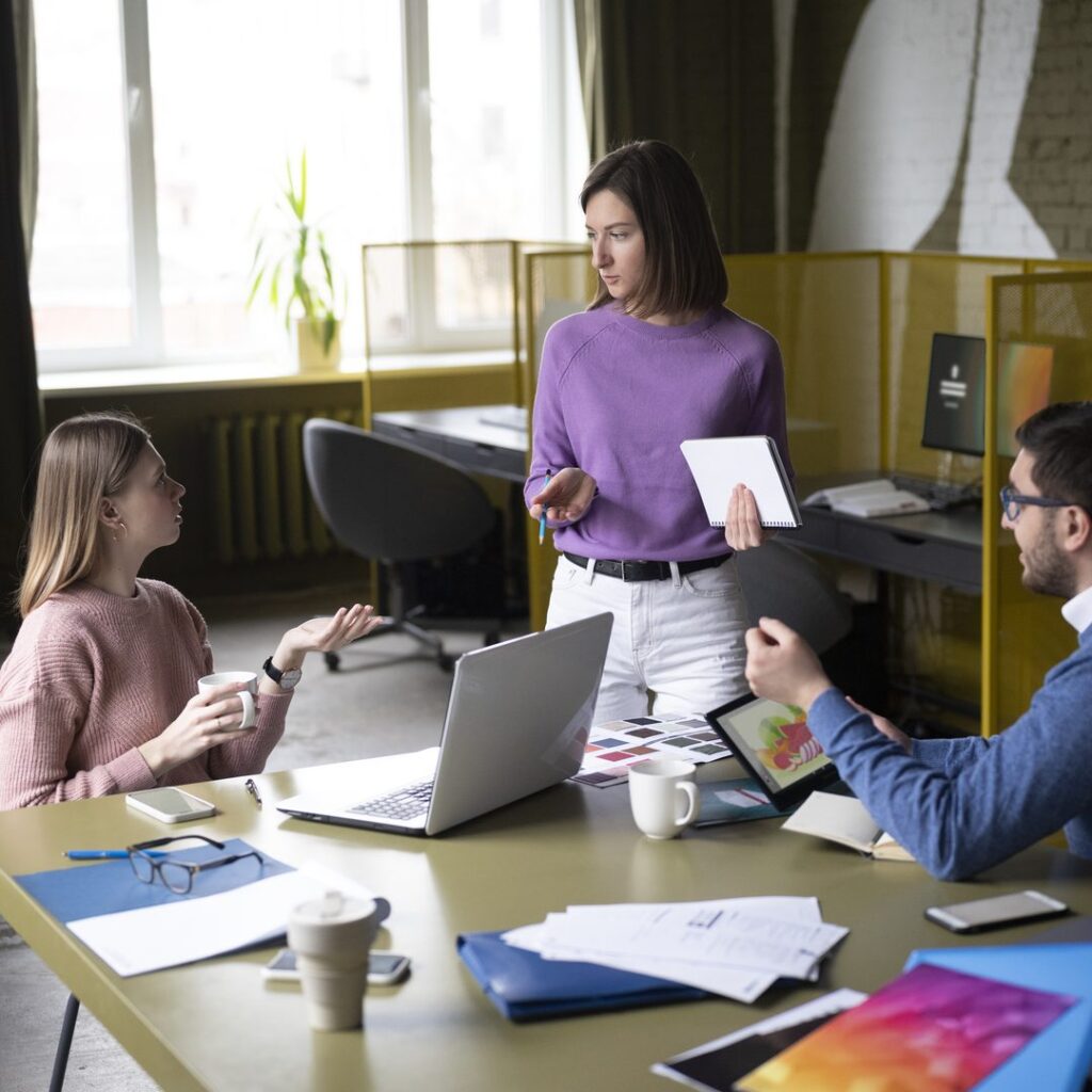 Equipo analizando información en una reunión de trabajo: así aplicamos el análisis predictivo en marketing