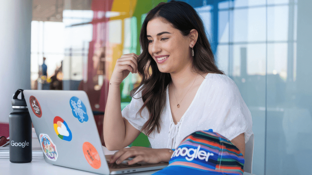 Equipo trabajando con laptops en una oficina moderna: así implementamos la automatización de marketing con IA