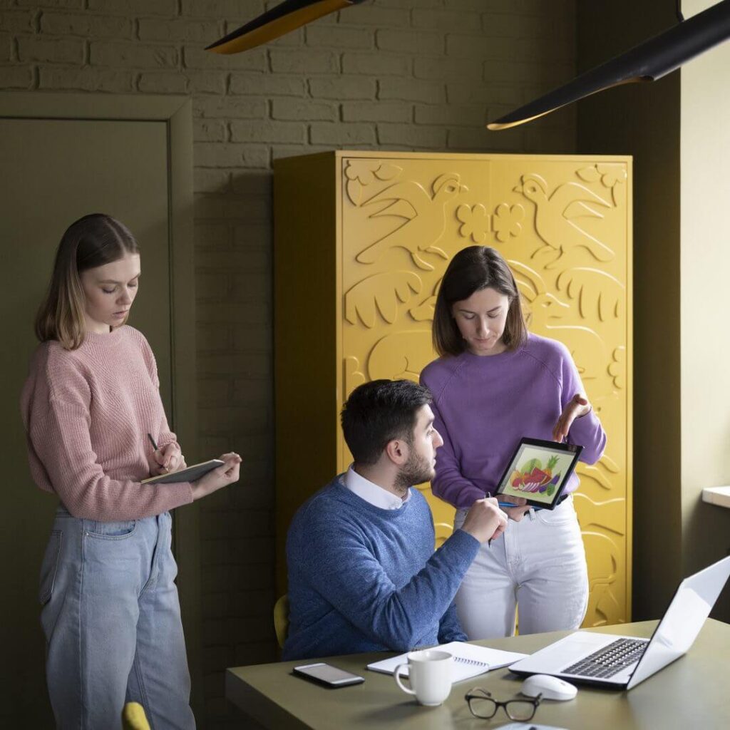 Equipo revisando versiones de una pieza gráfica en una tablet: así trabajamos la personalización con IA